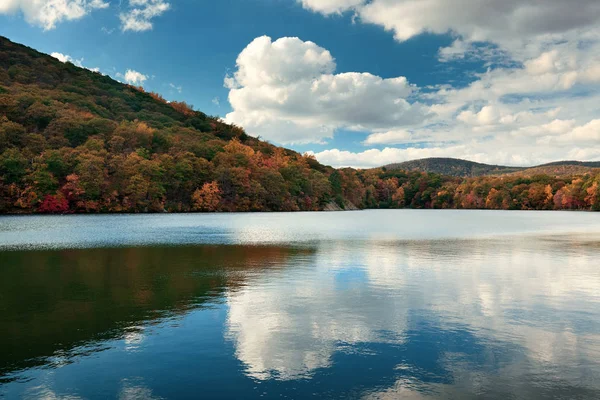 Follaje colorido otoñal con reflejo del lago —  Fotos de Stock