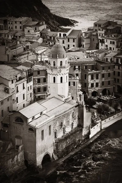 Vernazza byggnader och havet i Cinque Terre — Stockfoto