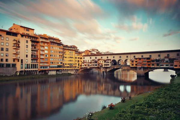 Ponte Vecchio nad rzeką Arno we Florencji — Zdjęcie stockowe
