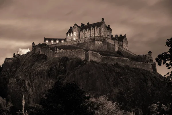 Edinburgh Castle med fontän — Stockfoto