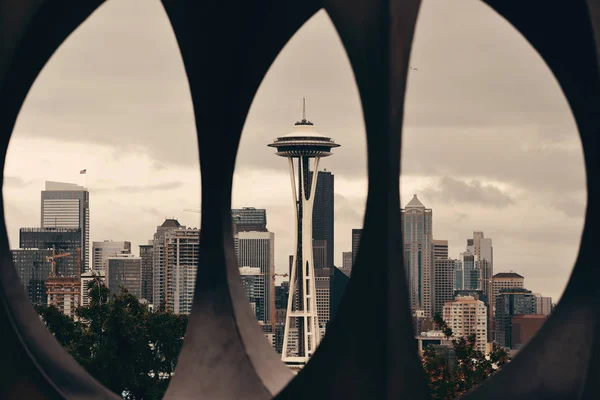 Seattle downtown via een sculptuur — Stockfoto