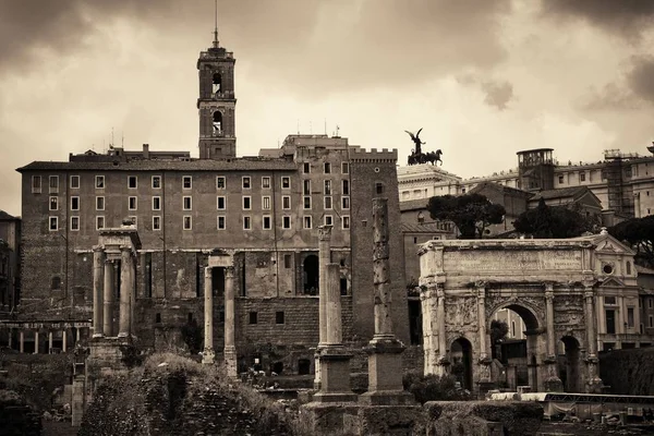 Foro de Roma con ruinas —  Fotos de Stock