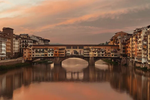 피렌체의 아르노 강을 가로지르는 폰테 베키오 — 스톡 사진