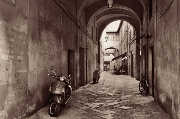 Siena straat archway — Stockfoto