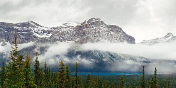 Lago di Bow nel parco nazionale di Banff — Foto Stock