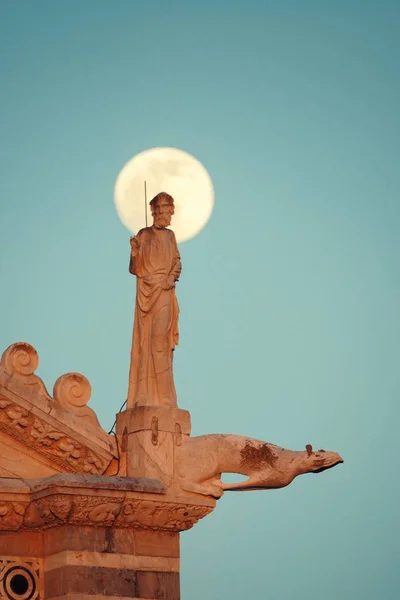 Luna e scultura a Pisa — Foto Stock