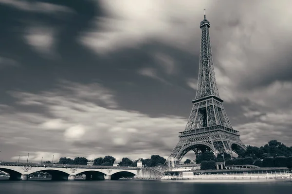 Река Сена и Эйфелева башня в Париже — стоковое фото