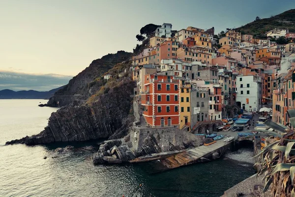 Riomaggiore utsikt över vattnet vid solnedgången — Stockfoto