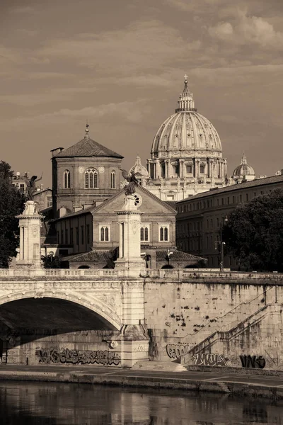 River Tiber and St Peters Basilica in Vatican — Stock Photo, Image