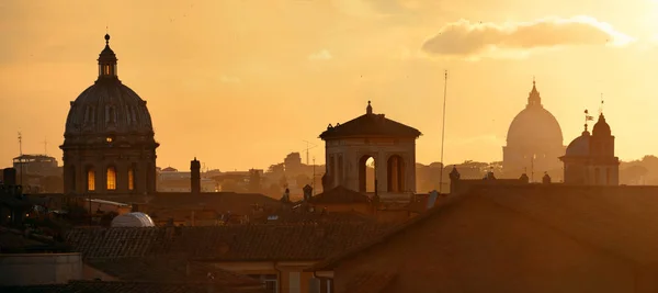 Rome zonsondergang op het dak weergave — Stockfoto