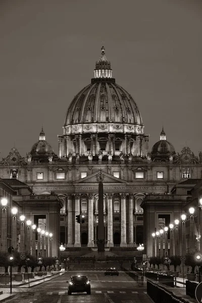 St. Peters Basilica och street — Stockfoto