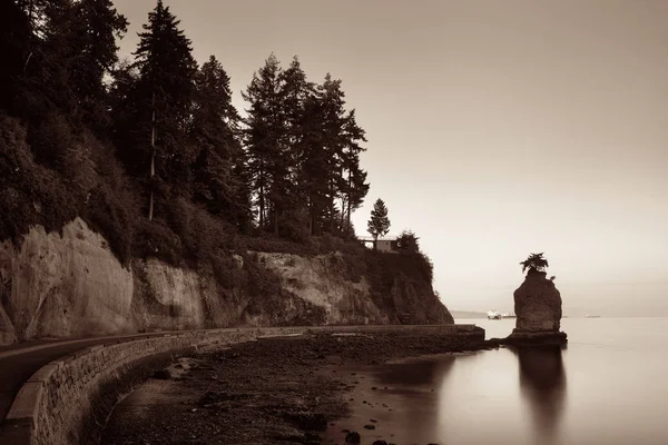 Siwash Rock i Stanley Park vid soluppgången — Stockfoto