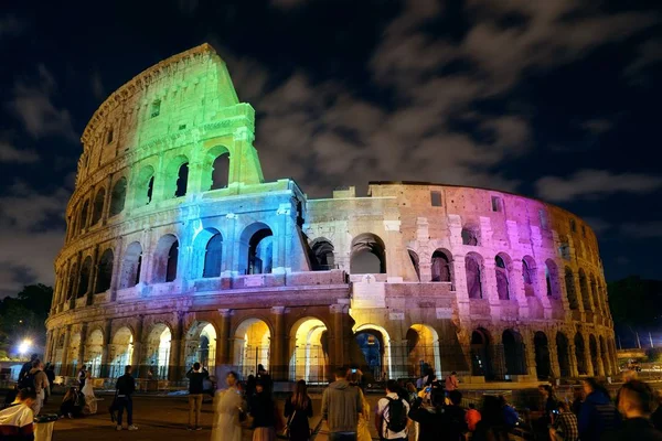 Colosseum in rome bij nacht — Stockfoto