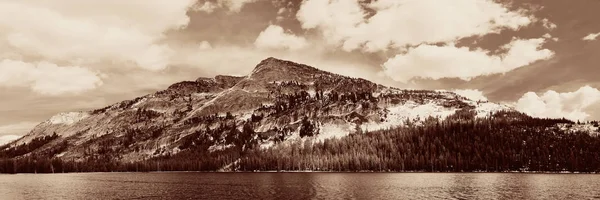 Snow mountain door wolken en meer — Stockfoto