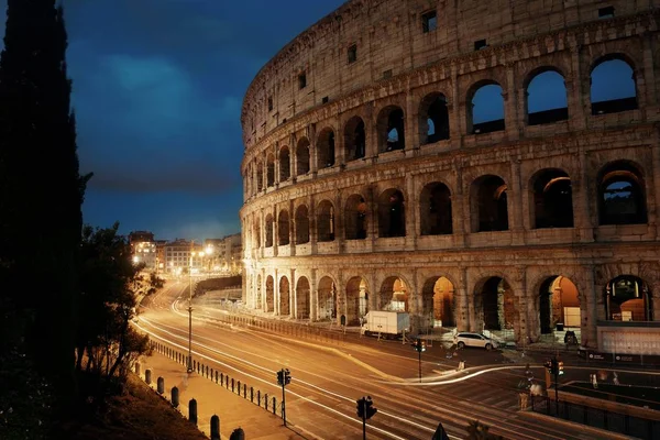 Coliseu em Roma à noite — Fotografia de Stock