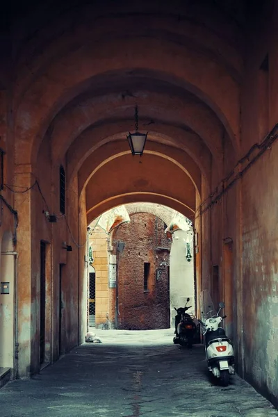 Siena straat archway — Stockfoto