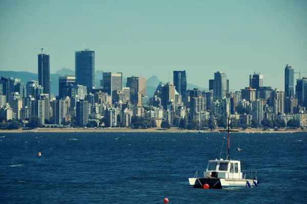 Vancouver downtown skyline med berg och båt — Stockfoto