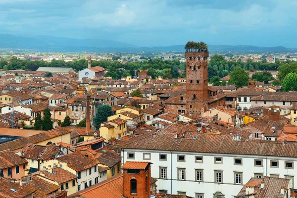 Skyline di Lucca con torre e cattedrale — Foto Stock