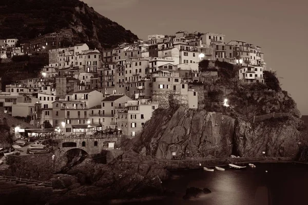 Манарола город в Cinque Terre ночью — стоковое фото