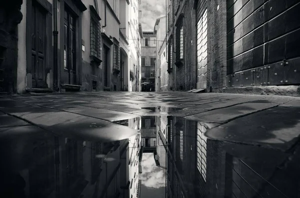 Reflexão de rua Lucca — Fotografia de Stock