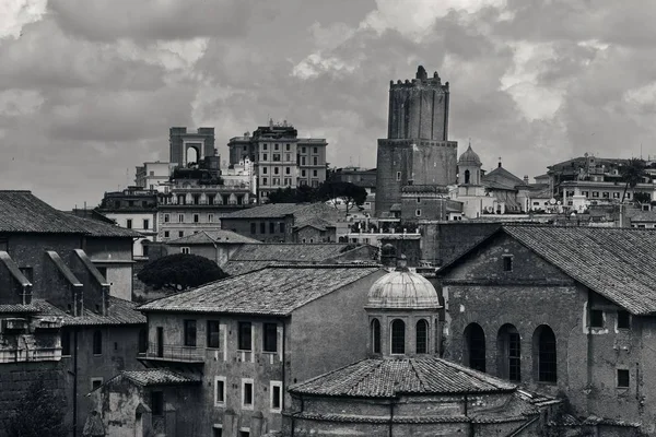 Foro de Roma con ruinas de edificios históricos — Foto de Stock