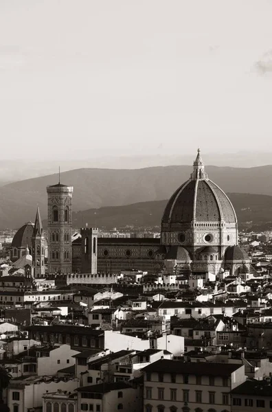 Catedral de Florencia con horizonte de la ciudad — Foto de Stock