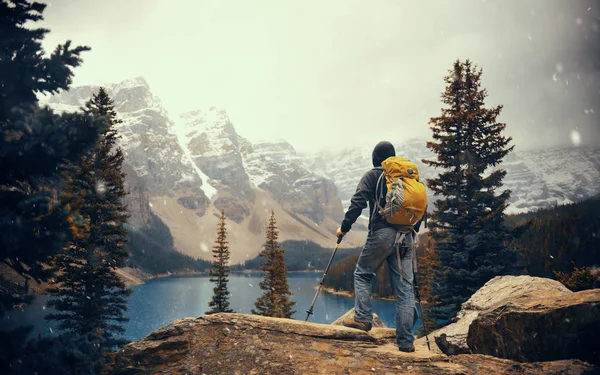 Escursionista in natura con neve montagna e lago — Foto Stock