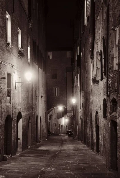 Wgląd nocy ulica Siena — Zdjęcie stockowe