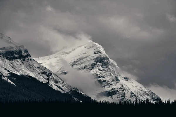 Montaña brumosa al atardecer — Foto de Stock