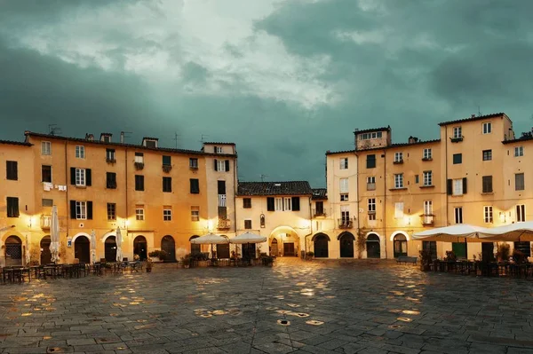 Piazza dell Anfiteatro ночной вид — стоковое фото