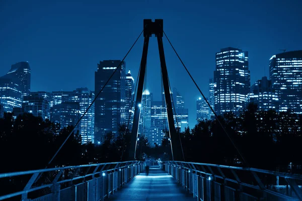 Bridge and downtown skyscrapers at night in Calgary — Stock Photo, Image