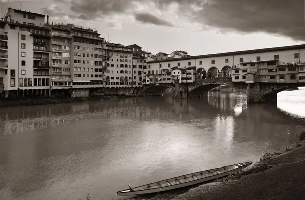 Ponte Vecchio πάνω από τον ποταμό Arno στη Φλωρεντία — Φωτογραφία Αρχείου