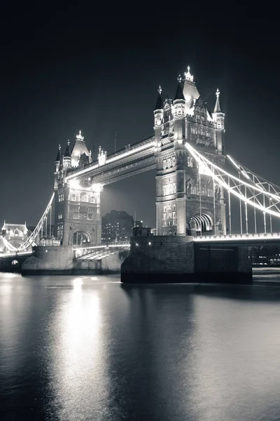 Tower Bridge à noite em Londres — Fotografia de Stock