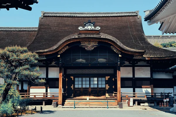 Kyoto'da tarihi bina ile türbe — Stok fotoğraf