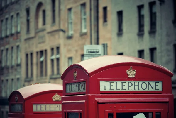 Улица Эдинбурга с телефонными ящиками — стоковое фото