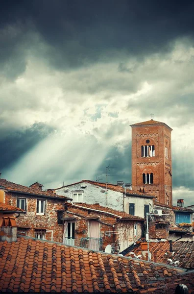 Lucca toren van Chiesa San Pietro — Stockfoto
