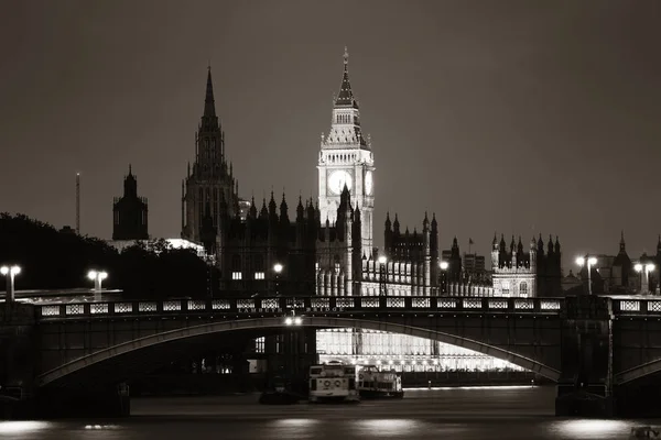 Westminster Palace en brug over de Theems — Stockfoto