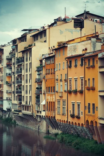 Floden Arno med byggnader i Florens — Stockfoto