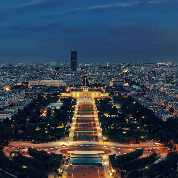 在夜晚的巴黎屋顶风景 — 图库照片
