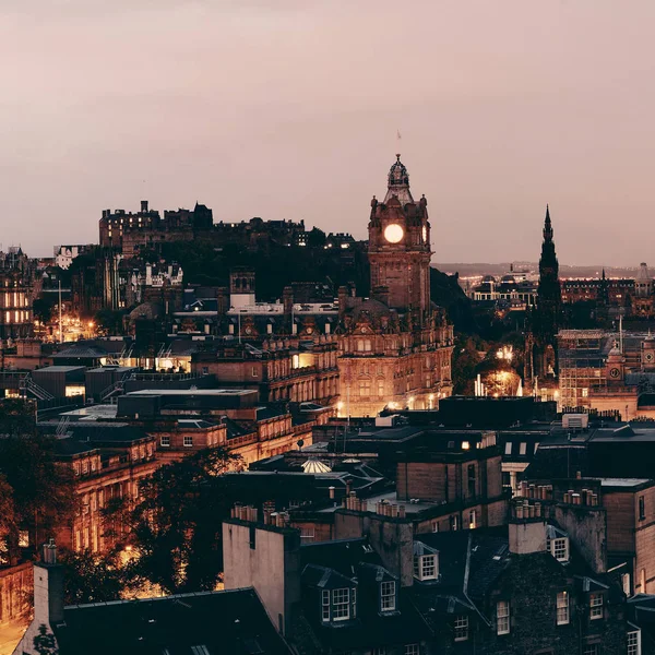 Uitzicht op de stad Edinburgh's nachts — Stockfoto