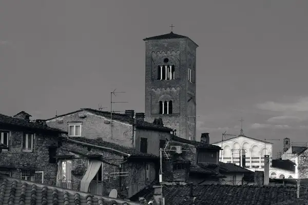 Lukka wieża Chiesa San Pietro — Zdjęcie stockowe