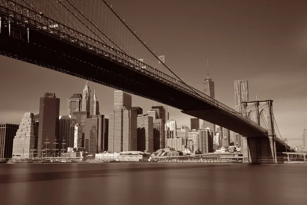 Brooklyn Bridge et le centre de Manhattan — Photo