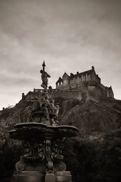 Edinburgh Castle z fontanną — Zdjęcie stockowe