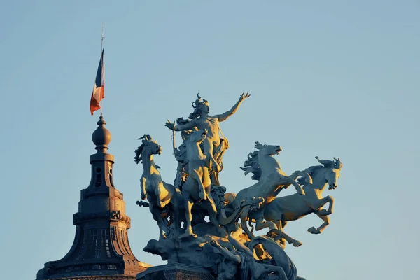 Estátua vista de rua em Paris — Fotografia de Stock