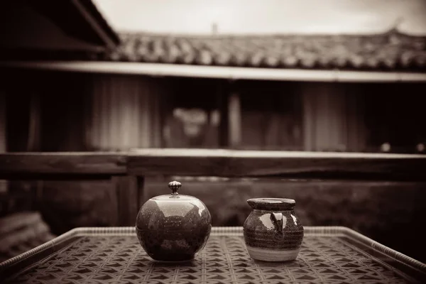 Naxi style courtyard and tea pot — Stock Photo, Image