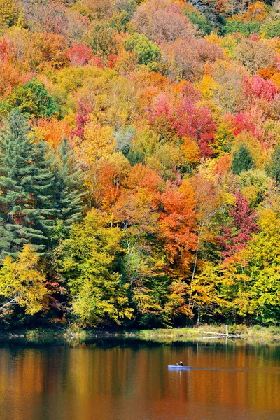 Lago com folhagem Outono e montanhas — Fotografia de Stock