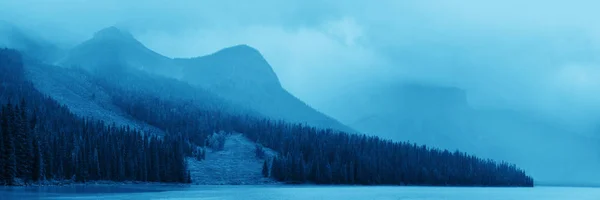 Smaragdové jezero s mlhou — Stock fotografie