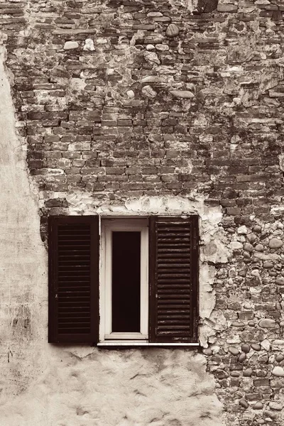 벽돌 질감 빈티지 창 — 스톡 사진