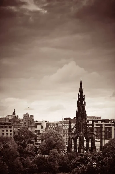 Scott Monument y la ciudad de Edimburgo — Foto de Stock