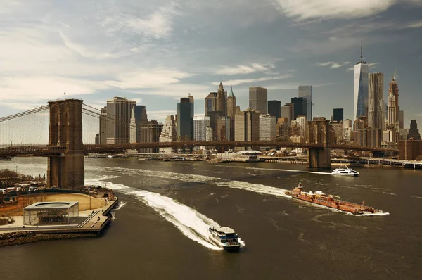 Brooklyn Bridge och centrala Manhattan — Stockfoto